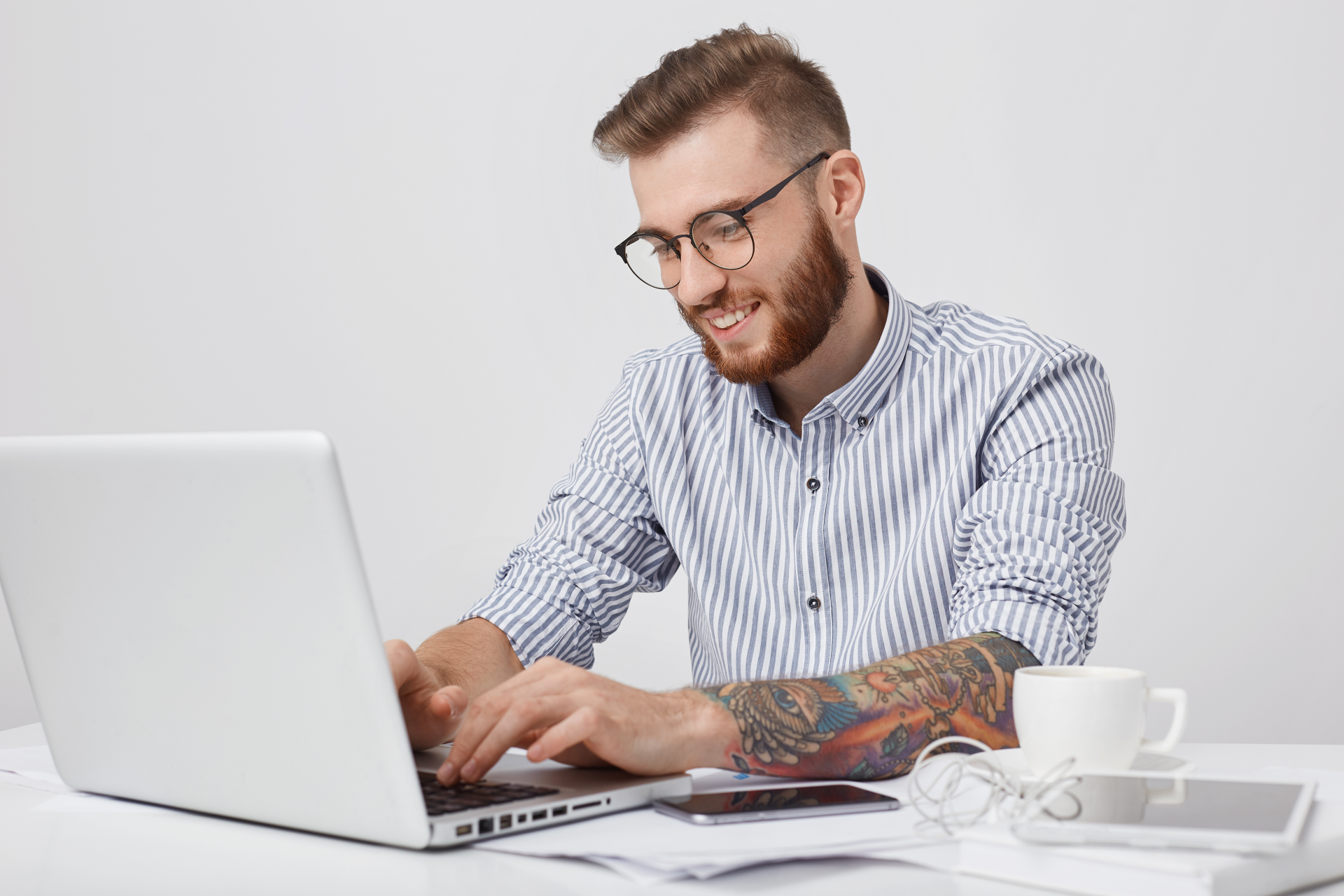 Profissional analisando tendências de gestão digital no XOne Cloud